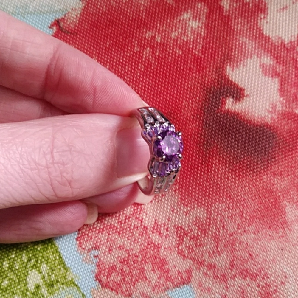🎉sale🎉Stunning Amethyst and white sapphire ring